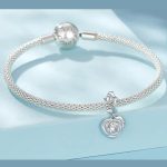 Ezüst charm, szív rózsával