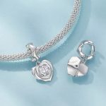 Ezüst charm, szív rózsával