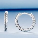 Ezüst fülbevaló, kígyómintával