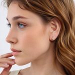 Ezüst fülbevaló, kígyómintával