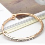 Klasický okrúhly náramok, zdobený kryštálmi Swarovski