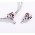 Strieborný prívesok s červenými srdiečkami