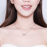 Strieborný náhrdelník s príveskom so znakom nekonečna