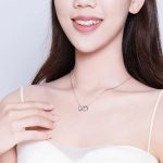 Strieborný náhrdelník s príveskom so znakom nekonečna