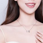 Strieborný náhrdelník s príveskom so znakom nekonečna