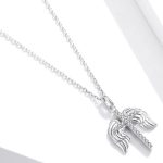 Strieborný náhrdelník s okrídleným krížikom