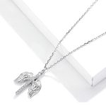 Strieborný náhrdelník s okrídleným krížikom