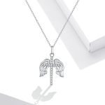 Strieborný náhrdelník s okrídleným krížikom