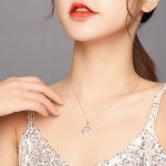 Strieborný náhrdelník s okrídleným krížikom