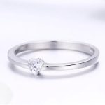 Strieborný prsteň s krištáľovým srdcom, veľkosť 7