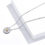 Strieborný náhrdelník s príveskom margarétka