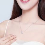 Strieborný náhrdelník s kvetinovým príveskom