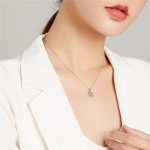 Strieborný náhrdelník s príveskom Hand of Fatima