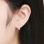 Strieborné náušnice s bielym kryštálom