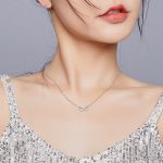 Strieborný náhrdelník s príveskom symbol nekonečna a farebným kryštálom