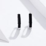 Strieborné náušnice s čiernym smaltom