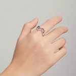 Strieborný dámsky prsteň, abstraktný