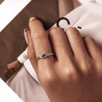 Strieborný dámsky prsteň s modrým krištáľom