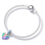 Strieborné kúzlo, ruka v ruke