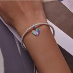 Strieborné kúzlo, ruka v ruke