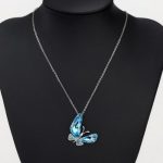Náhrdelník s motýľovým príveskom zdobený kryštálmi Swarovski