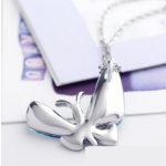 Náhrdelník s motýľovým príveskom zdobený kryštálmi Swarovski