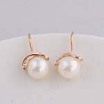 Pozlátené náušnice s perličkami, v zlatej farbe