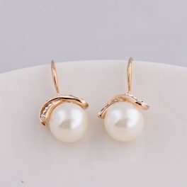 Pozlátené náušnice s perličkami, v zlatej farbe