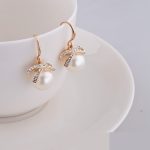 Pozlátené náušnice s perličkami, v zlatej farbe