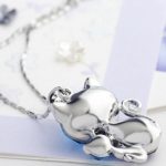 Náhrdelník s príveskom mačky, zdobený kryštálmi Swarovski