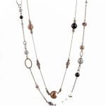 Dlhý náhrdelník zdobený perličkami, striebornej farby