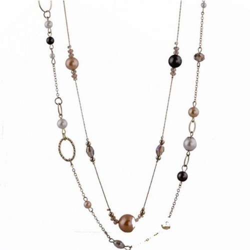 Dlhý náhrdelník zdobený perličkami, striebornej farby