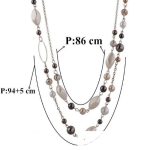 Dlhý náhrdelník zdobený perličkami, striebornej farby