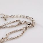 Dlhý náhrdelník zdobený perličkami, striebornej farby