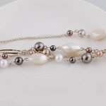 Dlhý náhrdelník zdobený perličkami, striebornej farby