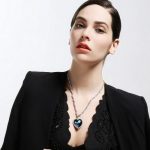 Výrazný (statement) srdiečkový náhrdelník zdobený kryštálmi Swarovski