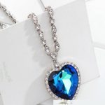 Výrazný (statement) srdiečkový náhrdelník zdobený kryštálmi Swarovski