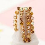 Dlhé kamienkové náušnice, trblietavé zlato, zdobené kryštálmi Swarovski