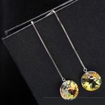 Kamenné náušnice zdobené kryštálmi Swarovski