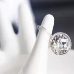 Mini okrúhle náušnice, pokryté rhódiumom, dekorované kryštálom Swarovski