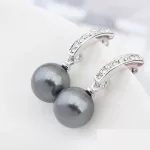 Perlové náušnice šedej farby zdobené kryštálmi Swarovski