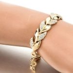Náramok s listami, zdobený kryštálmi, v zlatej farbe