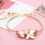 Náramok s príveskom motýľa