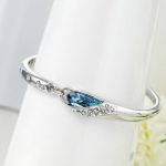 Kamenný náramok z kvapiek vody