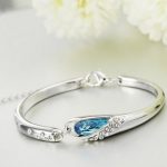 Kamenný náramok z kvapiek vody