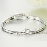 Kamenný náramok z kvapiek vody