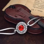 Elegantný náramok s príveskom