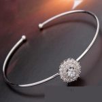 Slnečnicový náramok, Crystal