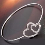 Náramok s dvojitým srdcom, Crystal