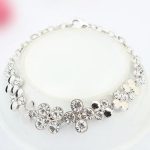 Kvetinový náramok, Crystal